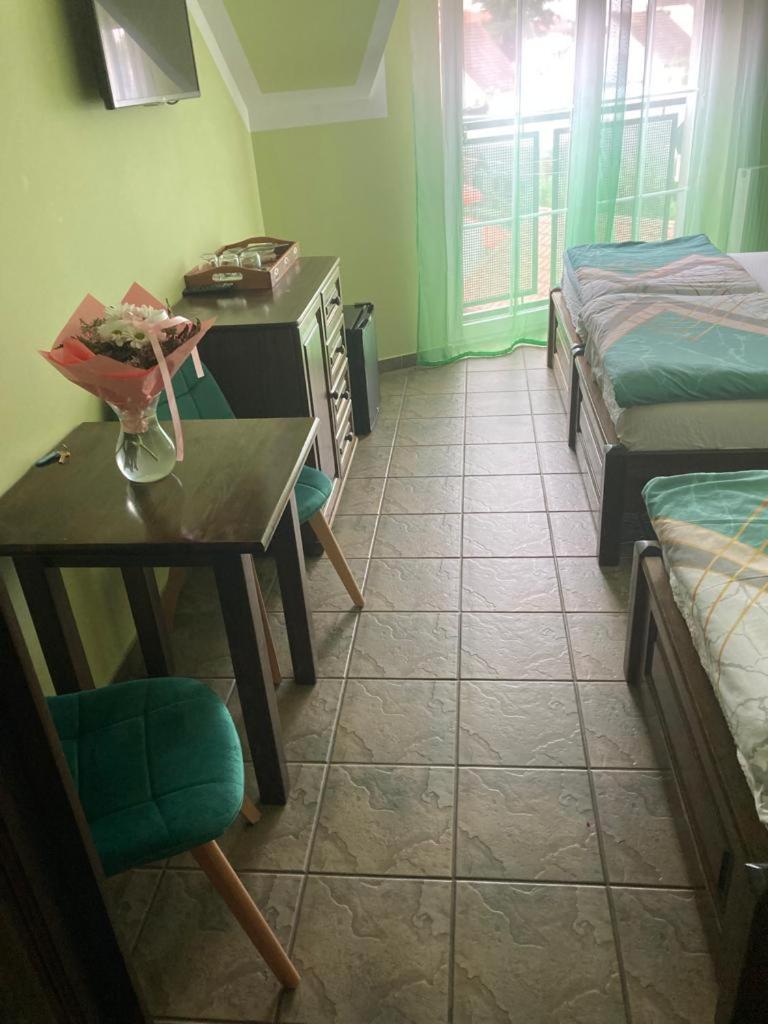 Pod Delfinem Rewal Apartamento Exterior foto